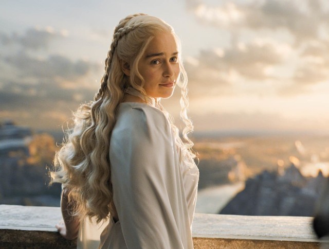 Emilia Clarke w "Grze o tron" wciela się w postać Daenerys Targaryen.HBO