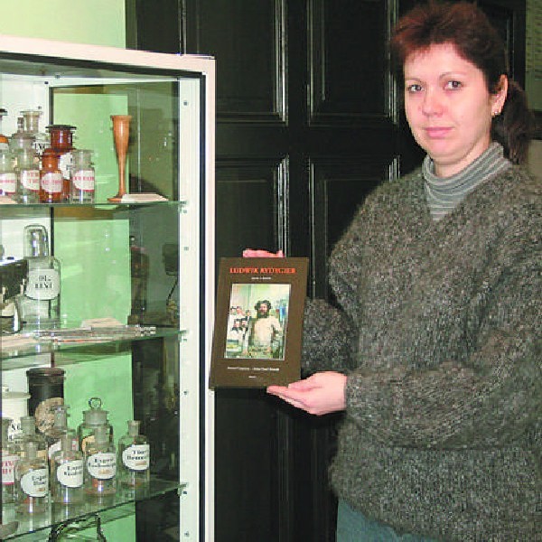 Historyk Anna Grzeszna-Kozikowska, w sali lekarskiej Muzeum Ziemi Chełmińskiej, pokazuje książkę o Ludwiku Rydygierze.