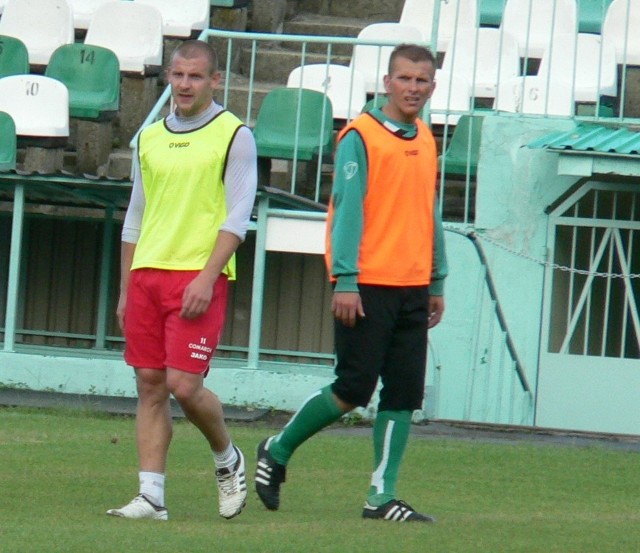 Sebastian Kurowski (z lewej), którego testował Radomiak, nie przekonał swoimi umiejętnościami trenera radomskiego zespołu.