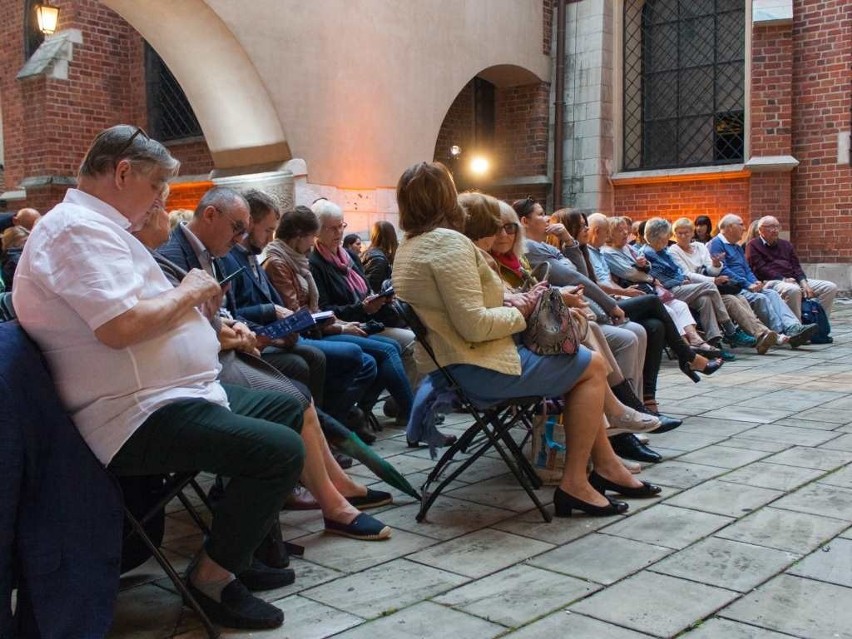 Wawel o Zmierzchu - światło i muzyka odmieniły zamkowy dziedziniec [ZDJĘCIA]