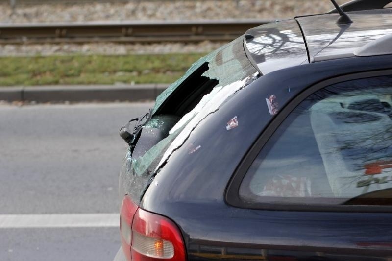 Wrocław: Wypadek na Piłsudskiego. Rowerzysta najechał na tył osobowego volvo (ZDJĘCIA)