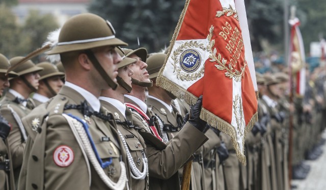 Centralne obchody Święta Wojska Polskiego w Rzeszowie rozpoczęły się mszą św. pod przewodnictwem biskupa rzeszowskiego Jana Wątroby. Po niej kolumny pododdziałów składających się z żołnierzy Garnizonu Rzeszów, służb mundurowych oraz młodzieży strzeleckiej przemaszerowały ulicami miasta pod pomnik generała Wł. Sikorskiego, gdzie rozpoczął się uroczysty apel. Zastępca dowódcy 21 Brygady Strzelców Podhalańskich, płk. Rafał Kowalik przypomniał genezę święta i dziękował żołnierzom za ich służbę, a rodzinom za wyrozumiałość.- Wiktoria roku 1920 zawsze będzie powodem do dumy, zarówno dla nas, jak i dla następnych pokoleń Polaków. Bitwa Warszawska szeroko rozsławiła w świecie imię żołnierza polskiego. Był to jeden z największych sukcesów naszego oręża i  jednocześnie jedna z najważniejszych bitew stanowiących o losach ówczesnego świata - mówił. - Dzisiejsze święto, przypadające w roku obchodów 100-lecia odzyskania przez Polskę niepodległości ma dla nas - wszystkich żołnierzy wymiar szczególny - dodał.W czasie uroczystości wręczono także akty mianowań na wyższe stopnie wojskowe.WIDEO: Cud nad Wisłą - wielkie zwycięstwo. Dzień Wojska Polskiego