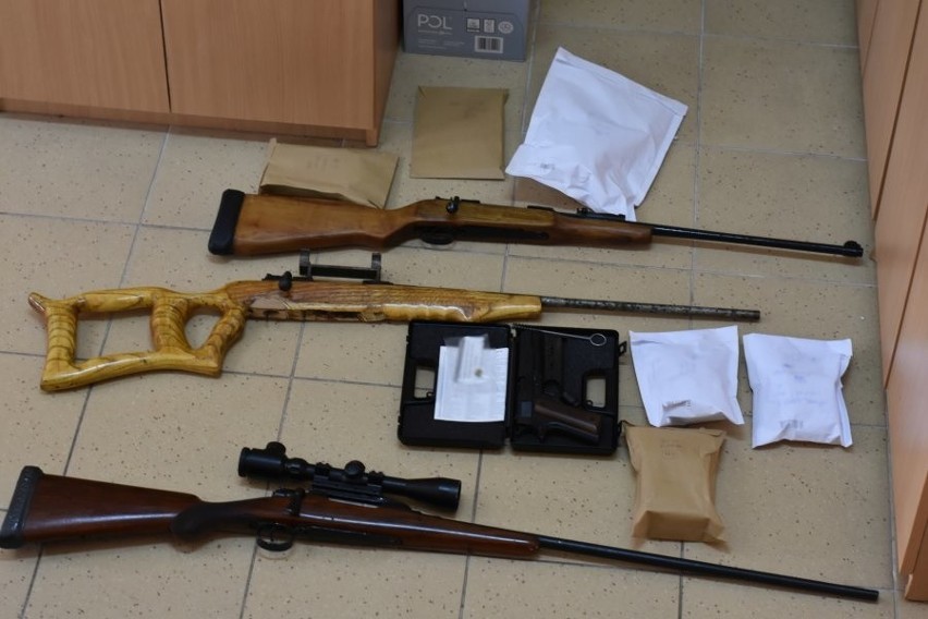 Policyjna akcja w 16 województwach i zabezpieczony pokaźny arsenał. Broń znaleziono też w powiecie stalowowolskim (ZDJĘCIA)