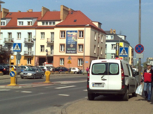 Kierowca bez wyobraźni zatrzymał się tuż przy skrzyżowaniu, w sąsiedztwie przejścia dla pieszych.