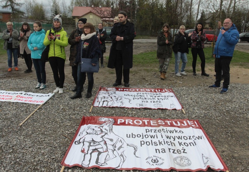 Kilkudziesięciu obrońców zwierząt z transparentami...