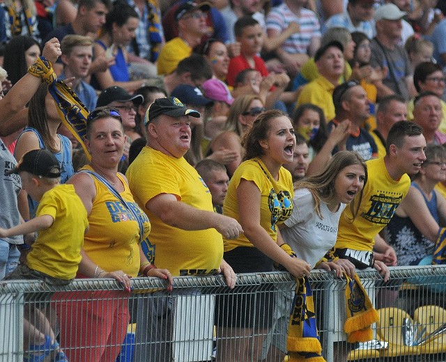 Lubuskie derby pomiędzy drużynami Stali Gorzów i Falubazem Zielona Góra od wielu lat cieszą się ogromnym zainteresowaniem kibiców obu drużyn, a stadiony w obu miastach zapełniają się na nich do ostatniego miejsca. Nie inaczej będzie 10 czerwca podczas 96. ligowego spotkania obu drużyn. Zarówno Stal i Falubaz mogą liczyć na doping swoich sympatyków. Zobaczcie to na zdjęciach w naszej galerii.Zdjęcia z parku maszyn i przygotowań do derbów znajdziesz tutaj:  Derby w Gorzowie. Żużlowcy Stali i Falubazu szykują się do meczu [ZDJĘCIA]Mecz relacjonowaliśmy na żywo. Tu znajdziesz zapis relacji live: Cash Broker Stal Gorzów - Falubaz Zielona Góra [RELACJA LIVE]