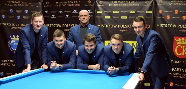 Wicemistrz Polski, drugi zawodnik rankingu Polski 2019 Sebastian Batkowski zasili od nowego sezonu drużynę siedmiokrotnych mistrzów Polski Nosanu Kielce. Kontrakt został podpisany na okres dwóch lat z możliwością przedłużenia. Taką informację przekazał na dzisiejszej specjalnie zorganizowanej konferencji prasowej, prezes Świętokrzyskiego Stowarzyszenia Grzegorz Kędzierski.Sam Sebastian nie krył radości z tego, że może grać w zespole z Kielc i ma nadzieję, że pozwoli mu się to dalej rozwijać i osiągać świetne wyniki zarówno indywidualnie jak i w drużynie.Michał Turkowski stwierdził, że nowa gwiazda krajowego bilardu jest dużym wzmocnieniem i ma nadzieję, że pomoże w  walce o medale Bilardowej Ekstraklasy.  Radości z wzmocnienia zespołu nie krył również trener Bogdan Wołkowski, który podkreślił jednak, że najważniejsza dla niego jest praca. Dlatego  zaraz po wywiadach wracamy do treningów bo już za kilka dni ważne zawody we Włoszech i start Ekstraklasy, a jesteśmy w trakcie pierwszego tegorocznego zgrupowania.W obecnym sezonie Ekstraklasy drużyna Nosanu Kielce  będzie występował w składzie : Karol Skowerski, Tomasz Kapłan, Sebastian Batkowski, Michał Turkowski, Bartosz Rozwadowski z trenerem Bogdanem Wołkowskim.  Zawodnicy pierwszego zespołu i drużyna wystąpią w blisko 30 zawodach sportowych na całym świecie, w tym min. mistrzostwach i pucharach świata, mistrzostwach Europy i pucharach Europy.Najbliższe zawody już od czwartku do soboty we Włoszech gdzie odbędzie się Puchar Europy Euro Tour. Natomiast od 26 do 28 lutego w Galerii Echo w Kielcach inauguracyjny zjazd Bilardowej Ekstraklasy.(dor)