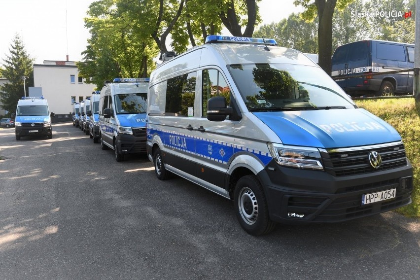 Ponad 130 nowych samochodów zasiliło śląski garnizon policji...