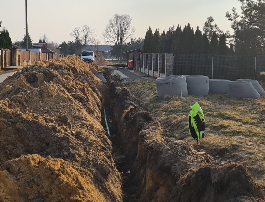 Budowa kanalizacji ma się zakończyć w maju.