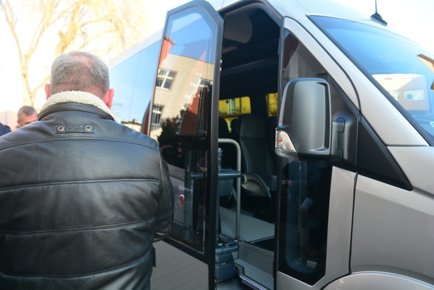 Specjalny Ośrodek Szkolno-Wychowawczy w Radomiu dostał pojazd dla swoich podopiecznych. Nowy bus Mercedes to zakup samorządu województwa