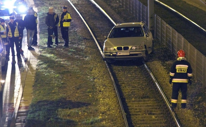 Wypadek na Legnickiej. BMW na torowisku