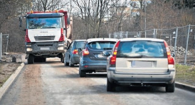 Ulica Dąbrowskiego w Koszalinie. Nieopodal pobliskiego McDonalda trwają tam intensywne prace budowlane.