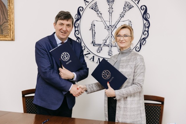 Porozumienie podpisali: dr hab. Paweł Skrzydlewski rektor Akademii Zamojskiej oraz Sylwia Horoszkiewicz, dyrektor ZSP nr 1 w Zamościu