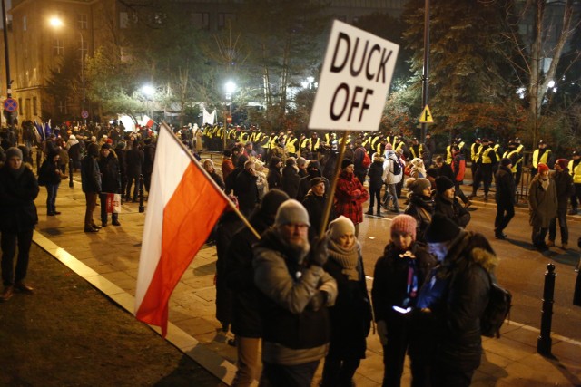 Podczas protestu przed Sejmem liderzy opozycji, a także zwolennicy KOD wygłosili krótkie przemówienia.
