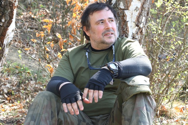 Popularny aktor Bartosz Opania przygotowuje się do roli weterana wojennego.