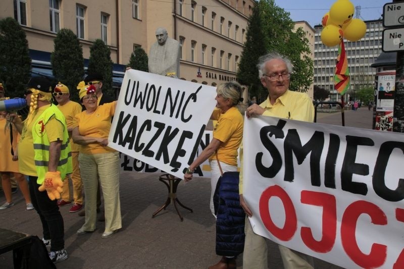 Żółta Alternatywa żąda uwolnienia kaczki! Happening w pasażu Schillera