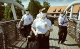 "Nie tylko mandaty, nie tylko blokady". Straż Miejska w Bydgoszczy podjęła wyzwanie #hot16challenge2 [wideo]