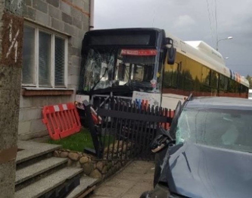 Wypadek osobówki z autobusem w Radomiu. Autobus wjechał w...