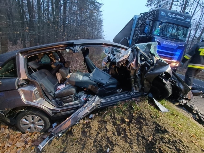 Poważny wypadek w powiecie leszczyńskim. Dwie osoby...