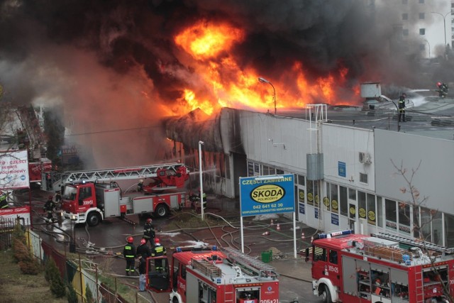 Do groźnego pożaru hali Polmozbytu na Przybyszewskiego doszło w czwartek rano.