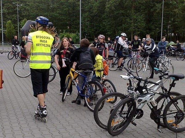 wytyka drogowcom usterki i wady inwestycji drogowych, mających służyć rowerzystom