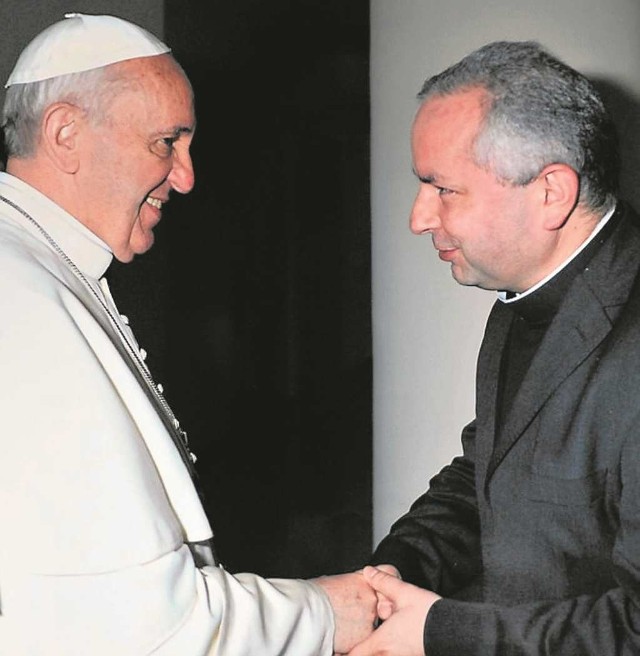 Papież Franciszek wita się z ks. Robertem Nęckiem 