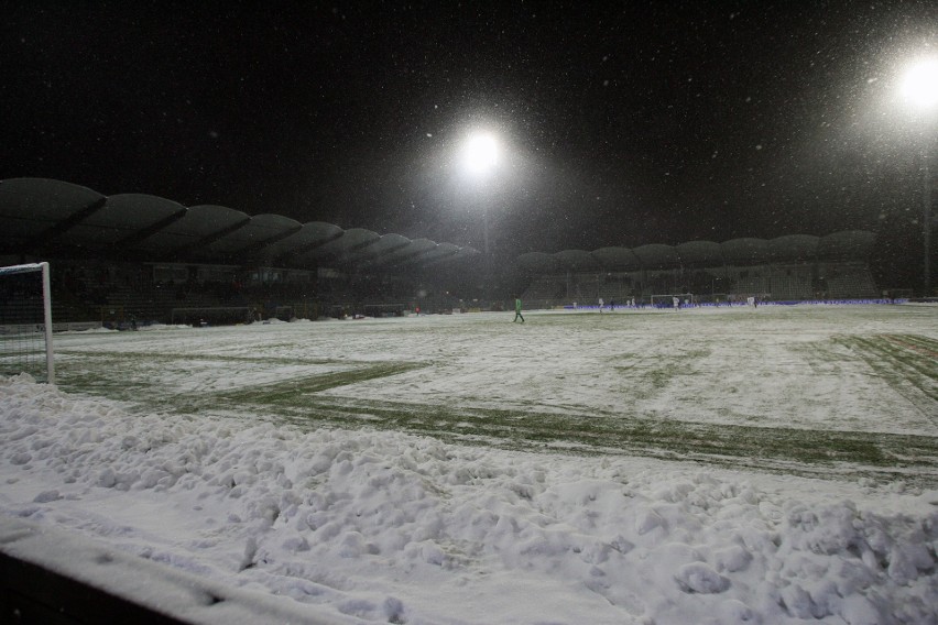 Stadiony zasypane śniegiem. Mecze odwołane [ZDJĘCIA]