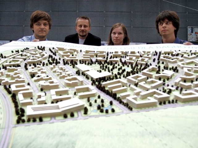 Piotr Kurpiewski (od lewej), prodziekan Wojciech Niebrzydowski, Justyna Mojżyk i Piotr Masiak zgodnie twierdzą, że zaprojektowane przez studentów osiedle byłoby czymś wyjątkowym. Chociażby przez ciekawy układ bloków.