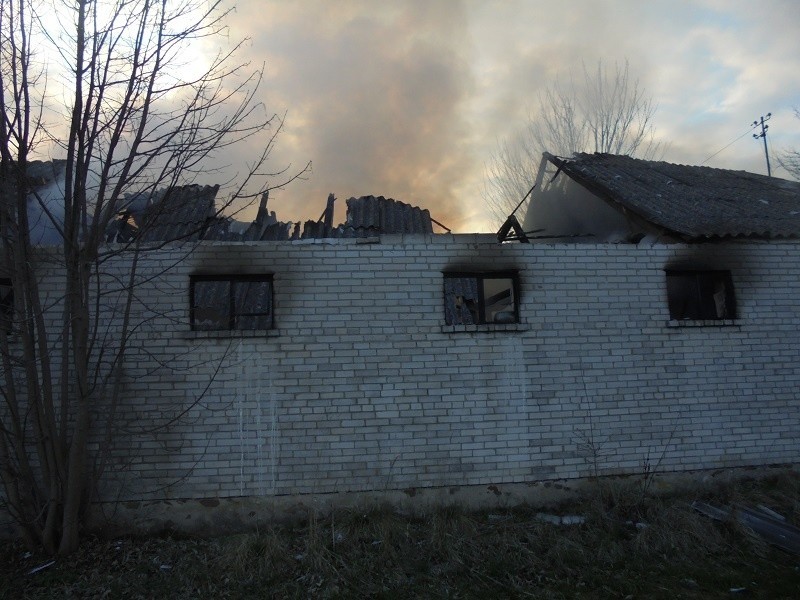 Nastolatek podejrzewany o spalenie budynku w gminie Waśniów [ZDJĘCIA]