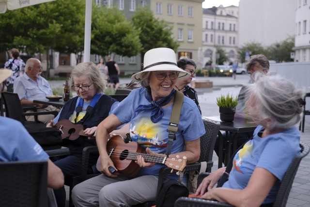 Pierwszy dzień Festiwalu Tradycji Poznańskich i Święta Bamberskiego 2022 rozpoczął koncert na poznańskim placu Kolegiackim. Wystąpiła Orkiestra Ukulele w Estradzie Poznańskiej. Zobaczyć można było bambrów w tradycyjnych strojach, a nawet zrobić sobie z nimi zdjęcie. Festiwal potrwa do niedzieli (7 sierpnia), jego atrakcje organizowane są w różnych częściach miasta.Zobacz kolejne zdjęcie --->