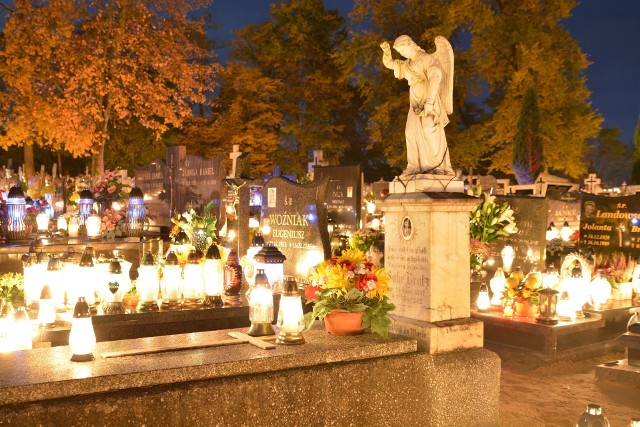 Tak o zmroku prezentują się cmentarze parafialne w Sępólnie Krajeńskim, Kamieniu Krajeńskim i Dużej Cerkwicy.