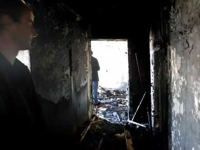 Przy ul. Santockiej w Szczecinie doszczętnie spłonęło jedno z mieszkań.