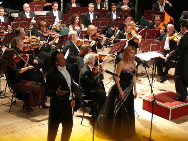 Zabrzańska orkiestra oraz soliści Adam Szerszeń i Magdalena Idzik.