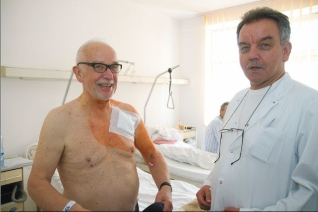 Krzysztof Rau (z lewej) po wstawieniu rozrusznika serca czuje się bardzo dobrze, wkrótce będzie wypisany ze szpitala. &#8211; Pacjent będzie mógł  wrócić do normalnej aktywności &#8211; zapewnia dr Bogdan Galar.