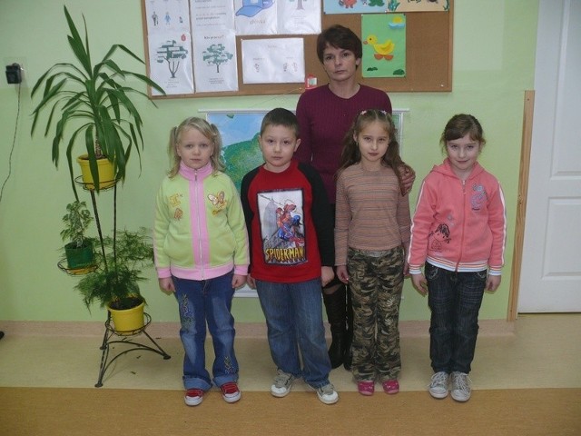 Klasa IWychowawczyni &#8211; Renata Chamera; od lewej: Ewelina Cwik, Filip Nowak, Karolina Delegiewicz, Natalia Pronobis.
