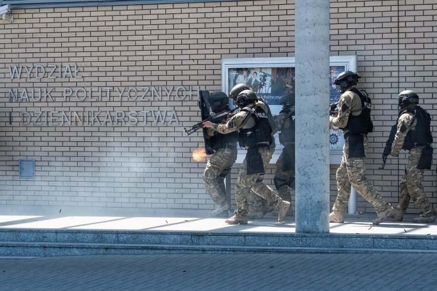 Poznań: Bomba na kampusie Morasko? Studenci ewakuowani, na miejscu kilkanaście radiowozów [ZDJĘCIA]