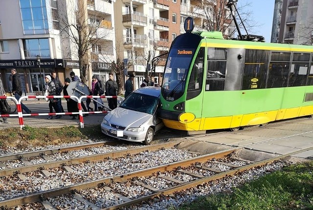 MPK Poznań: Auto zderzyło się z tramwajem na Trasie Kórnickiej