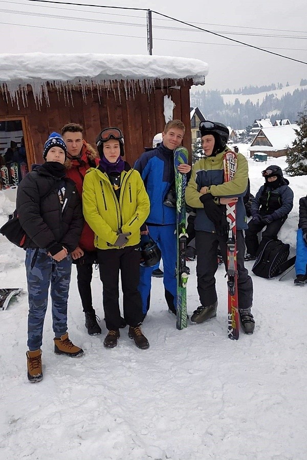 Skarżyska młodzież uczyła się jeździć na nartach i snowboardzie na białej szkole w Murzasichlu