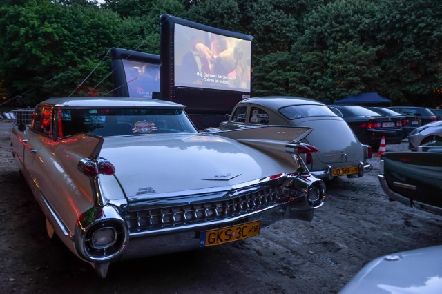 Plenerowe kino samochodowe na parkingu przed Operą Leśną w Sopocie.