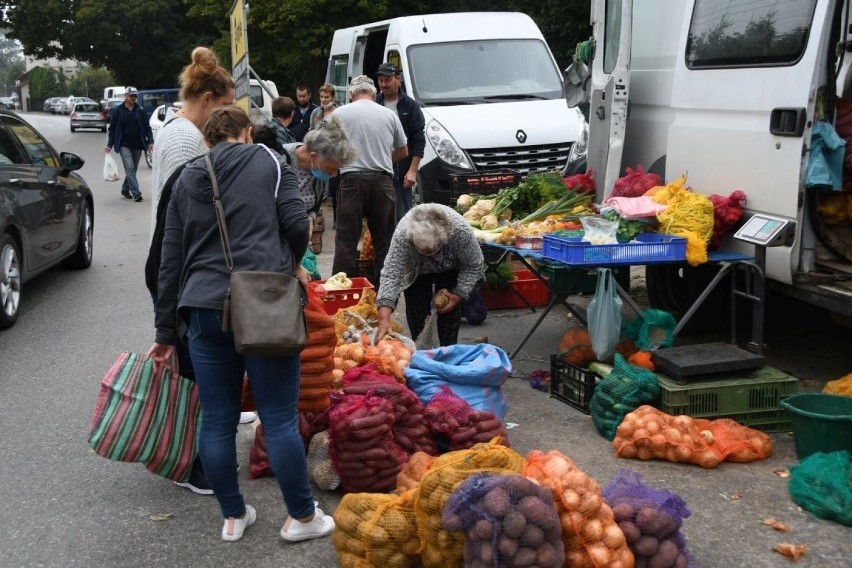 Ceny warzyw i owoców podczas czwartkowego targowiska w...