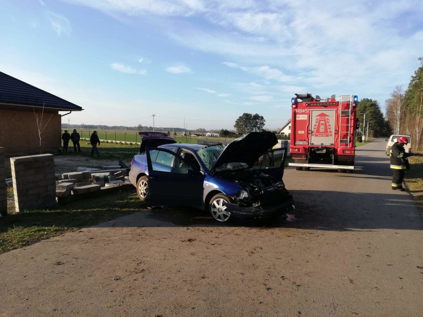 Wypadek w Gąskach, gmina Lelis. Kierująca seatem została przewieziona do szpitala 7.12.2020