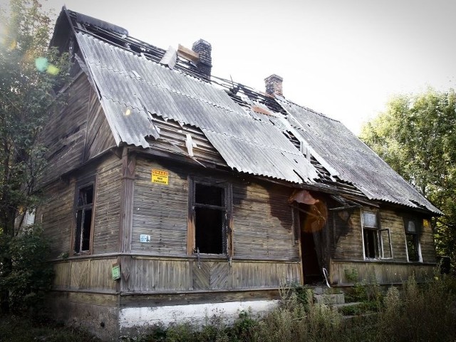 Drewniany dom nie wygląda dziś zbyt atrakcyjnie. Jego historia może być jednak ciekawa.