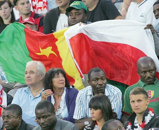 Kibice z Kamerunu bardzo malowniczo prezentowali się na stadionie Pogoni, ale problem z brakiem biletów dla gości i ich wejściem na trybuny jest bardzo wstydliwy.