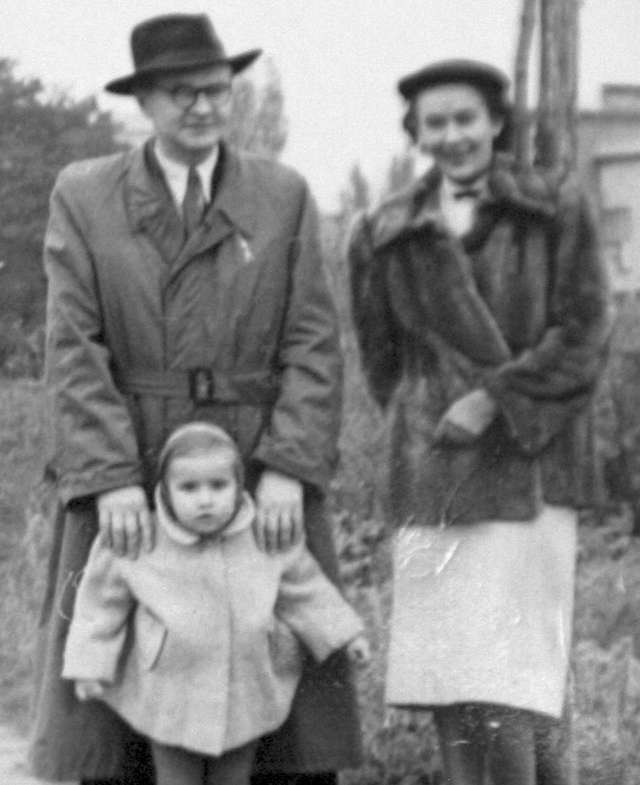 Rok 1956. To ja na spacerze z ciocią i wujkiem, który był...