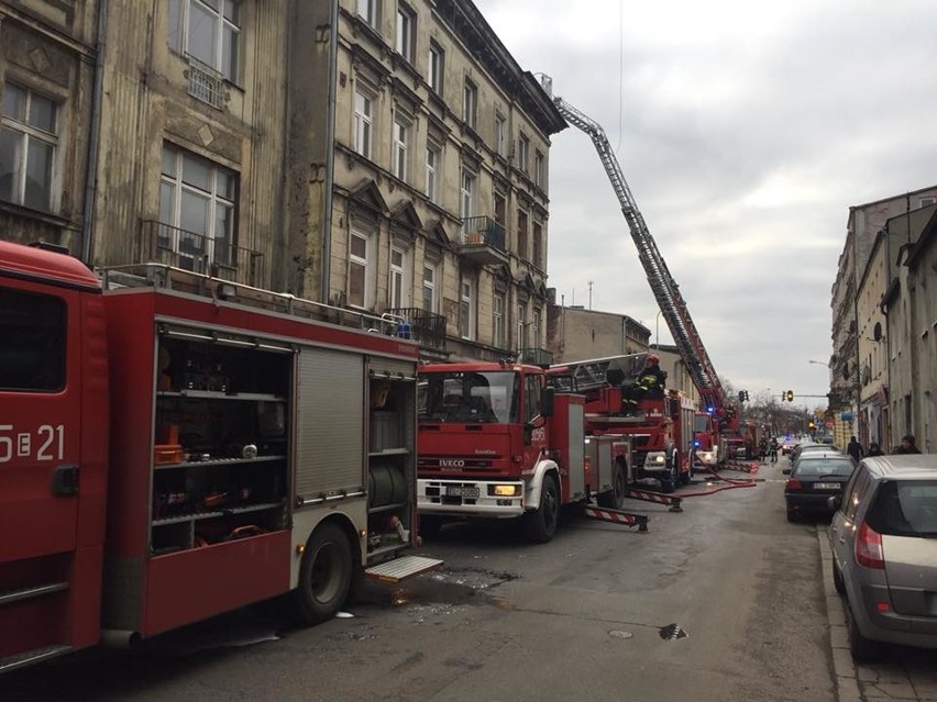 Pożar na Zarzewskiej. Strażacy gasili płonący dach...