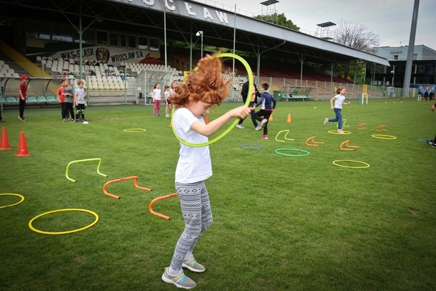 Śląsk otwiera klasy sportowe w szkołach podstawowych. Dzieci trenują z piłkarzami WKS-u [FILM, ZDJĘCIA]