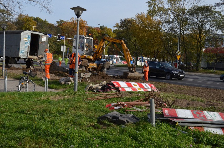 Wrocław: Nowa zatoka autobusowa i sygnalizacja świetlna na Bajana (ZDJĘCIA)