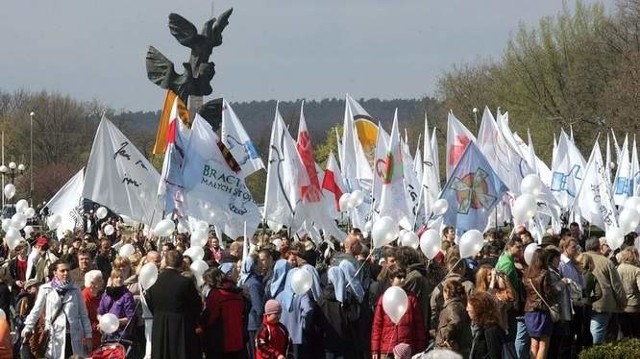 Marsze dla życia są formą manifestacji tzw. organizacji "pro-life", protestujących przeciw aborcji, eutanazji, in vitro i innym praktykom, które w myśl moralności chrześcijańskiej szkodzą ochronie życia od poczęcia do naturalnej śmierci.