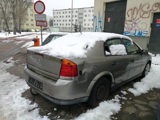 Wraki w Toruniu. Porzucone, zaniedbane... To one z  przebitymi oponami straszą na ulicach miasta zajmując miejsca na parkingach. Nasz fotoreporter sfotografował pojazdy zgłoszone do nas przez Czytelników. Zobaczcie! >>>> Polecamy: Taksówki w Toruniu: cennik. Która najtańsza?Zobacz koniecznie: Tak się bawił Toruń w latach 90. Archiwalne zdjęcia