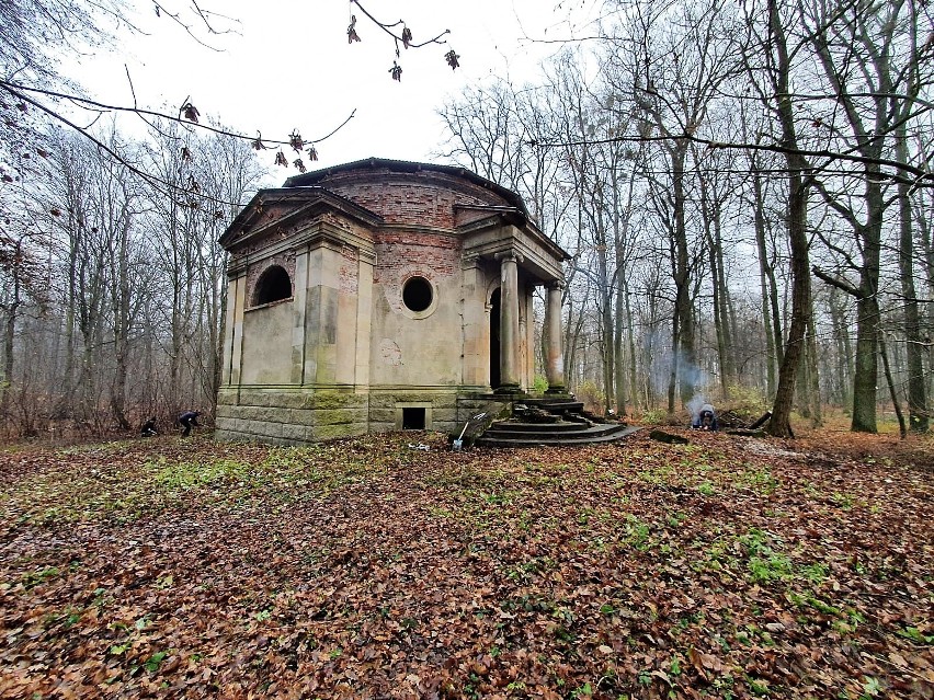 Pasjonaci wysprzątali drugie mauzoleum w Kopicach